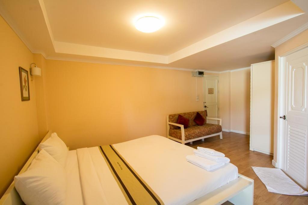 Triple Palms House Hotell Chiang Mai Exteriör bild